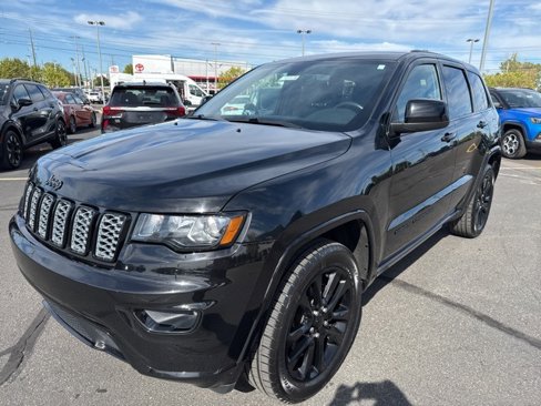 Used 2020 Jeep Grand Cherokee Altitude image 3