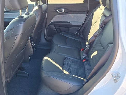 New 2025 Jeep Compass Latitude image 17