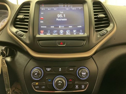 Used 2017 Jeep Cherokee Latitude w/ Cold Weather Group image 18