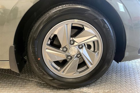 Certified 2025 Hyundai Elantra SE image 8