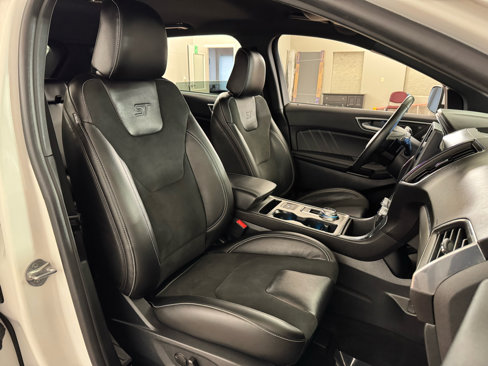 Used 2021 Ford Edge ST image 39