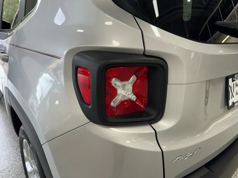 Used 2017 Jeep Renegade Latitude w/ Popular Equipment Group image 9