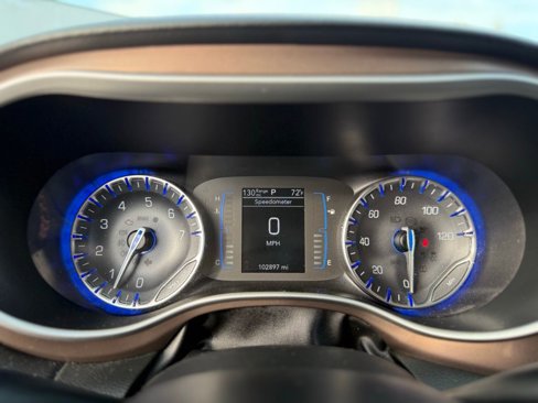 Used 2019 Chrysler Pacifica Touring-L image 10