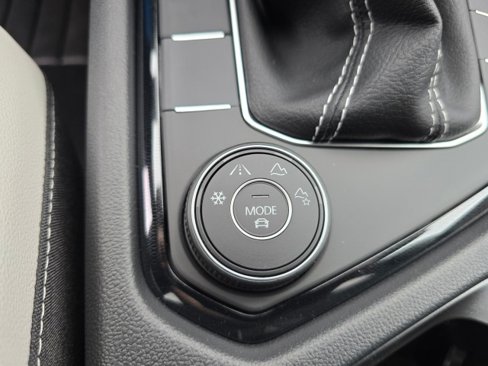 New 2025 Volkswagen Taos SE image 39