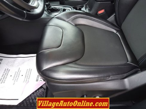Used 2019 Jeep Cherokee Latitude Plus w/ Cold Weather Group image 19