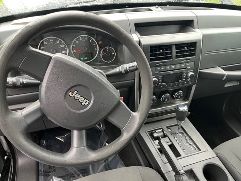 Used 2009 Jeep Liberty Sport image 11