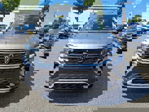 Used 2022 Volkswagen Taos SE w/ Driver Assistance Package image 2