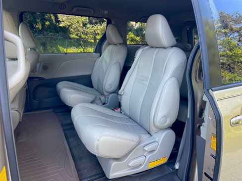 Used 2014 Toyota Sienna XLE image 13