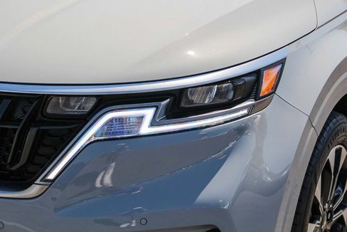 Used 2024 Kia Carnival EX image 4