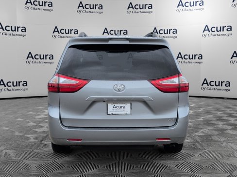 Used 2018 Toyota Sienna XLE image 5