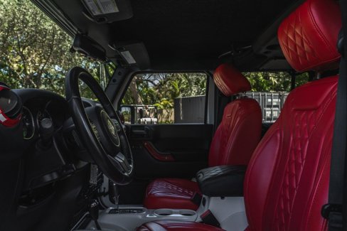 Used 2017 Jeep Wrangler Unlimited Sahara w/ Connectivity Group image 14