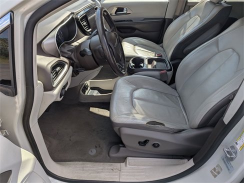 Used 2017 Chrysler Pacifica Touring-L image 10