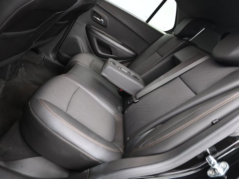 Used 2022 Chevrolet Trax LT w/ Midnight Edition image 11