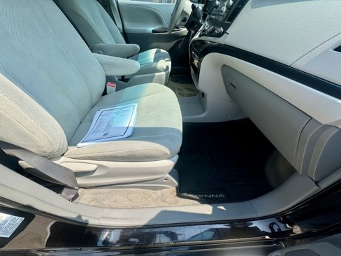 Used 2014 Toyota Sienna L image 17