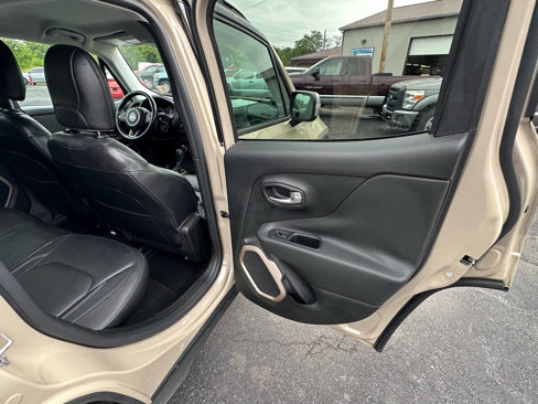 Used 2015 Jeep Renegade Limited image 24