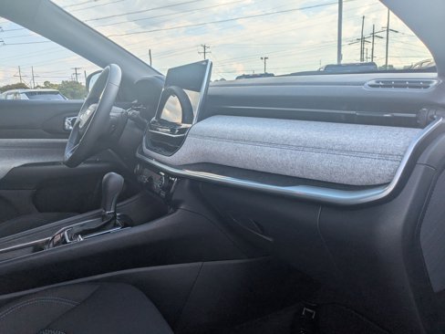 Used 2024 Jeep Compass Sport image 31