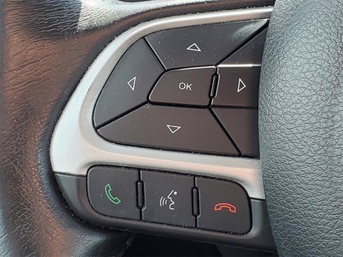 Used 2018 Jeep Renegade Latitude w/ Cold Weather Group image 17