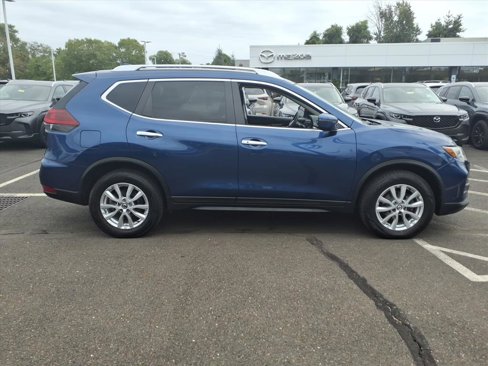 Used 2018 Nissan Rogue SV image 2