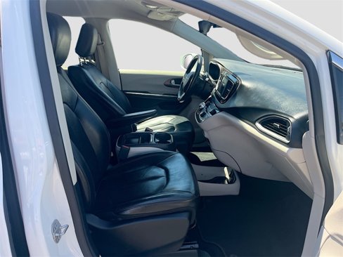 Used 2018 Chrysler Pacifica Touring-L image 29
