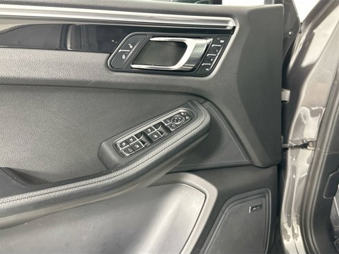 Certified 2018 Porsche Macan Turbo image 32