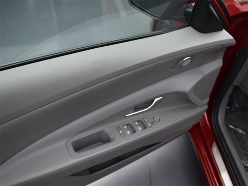 Certified 2025 Hyundai Elantra SE image 12