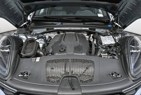 Certified 2025 Porsche Macan image 32