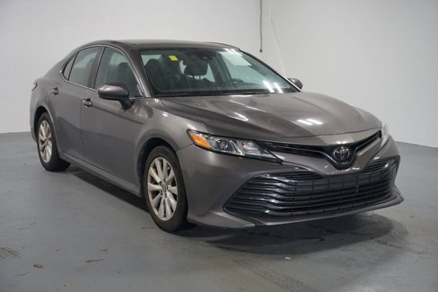 Used 2020 Toyota Camry LE image 3