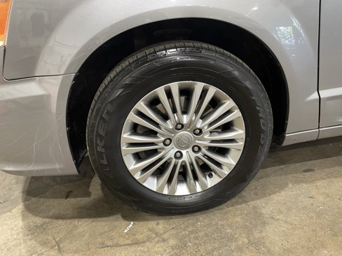 Used 2013 Chrysler Town & Country Touring-L w/ Driver Convenience Group image 8