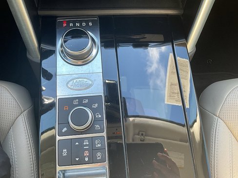Used 2017 Land Rover Discovery HSE image 11