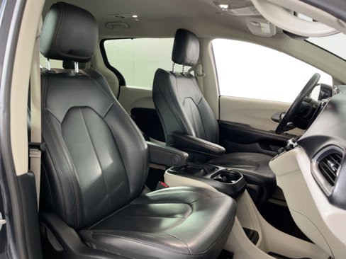Used 2020 Chrysler Pacifica Touring-L w/ Advanced Safetytec Group image 24