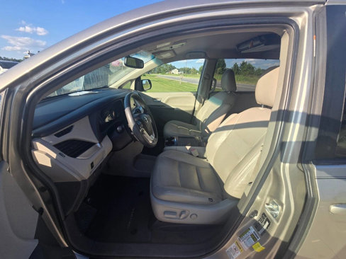 Used 2015 Toyota Sienna LE image 8