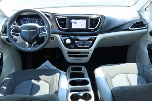 Used 2022 Chrysler Voyager LX image 6