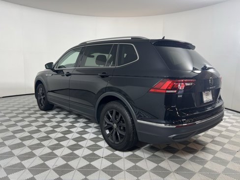 Used 2024 Volkswagen Tiguan SE w/ Panoramic Sunroof Package image 5