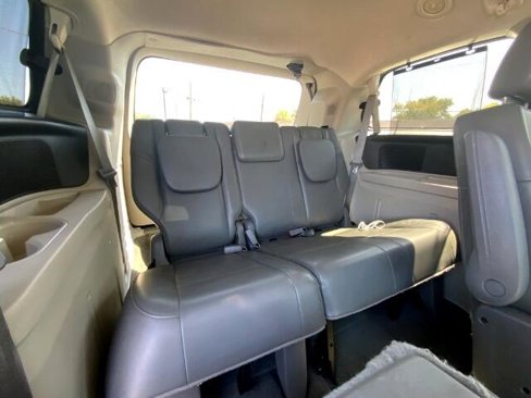 Used 2013 Volkswagen Routan SE image 21
