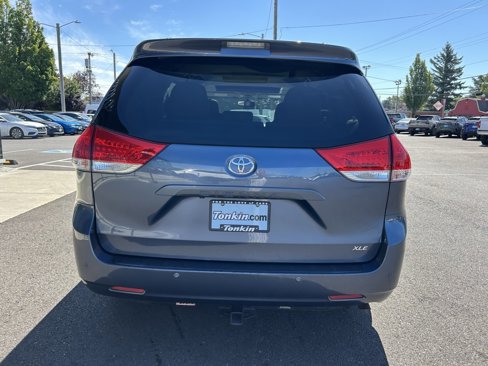 Used 2014 Toyota Sienna XLE image 7