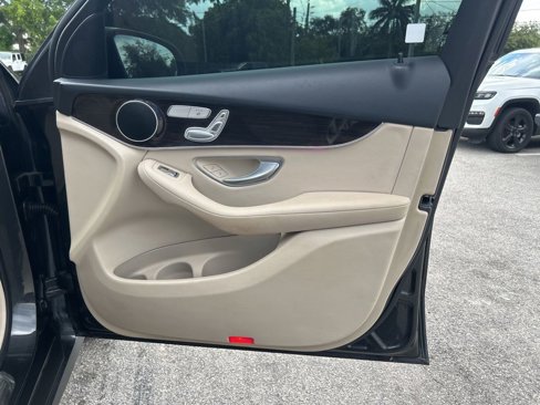 Used 2020 Mercedes-Benz GLC 300 image 25