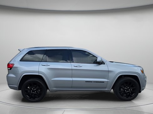 Used 2019 Jeep Grand Cherokee Altitude image 32
