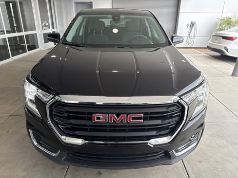 Used 2024 GMC Terrain SLE image 2