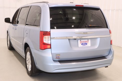 Used 2013 Chrysler Town & Country Touring image 7
