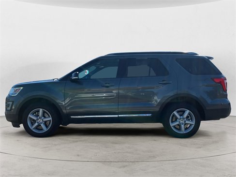 Used 2017 Ford Explorer XLT w/ Equipment Group 202A image 3