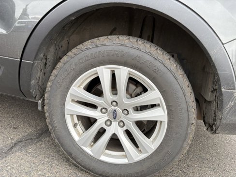Used 2018 Ford Explorer XLT image 11