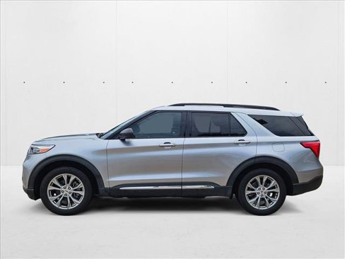 Used 2021 Ford Explorer XLT w/ Equipment Group 202A image 8