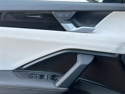 New 2025 Volkswagen Tiguan SE image 17