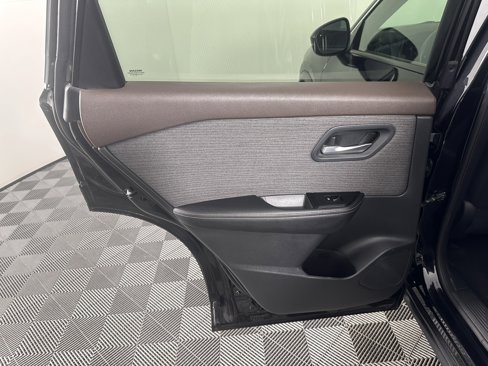 Used 2022 Nissan Rogue SV image 16