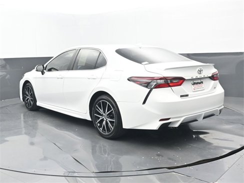 Used 2023 Toyota Camry SE image 3