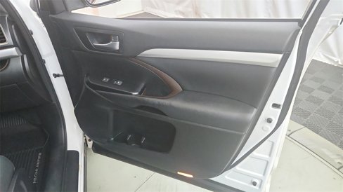 Used 2017 Toyota Highlander XLE image 11