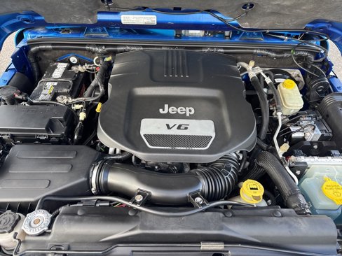 Used 2015 Jeep Wrangler Unlimited Sahara w/ Connectivity Group image 10