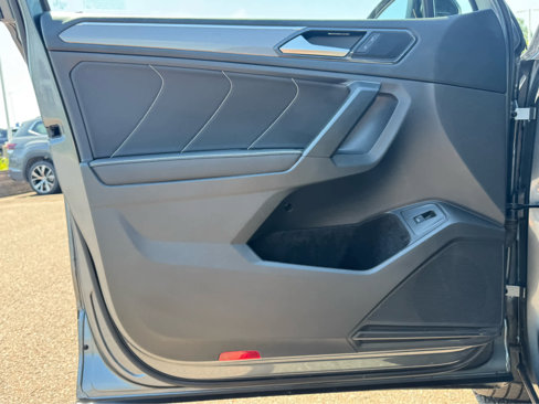 Certified 2022 Volkswagen Tiguan SE R-Line image 10