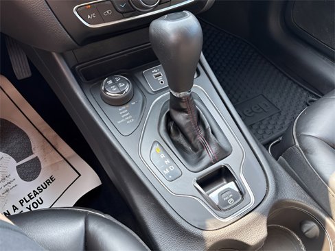 Used 2021 Jeep Cherokee Trailhawk w/ Sun & Sound Group image 17