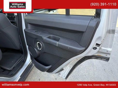 Used 2010 Jeep Commander Sport image 15